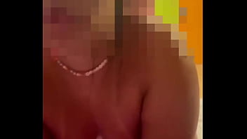 Esposa gemendo na pika do amigo do corno