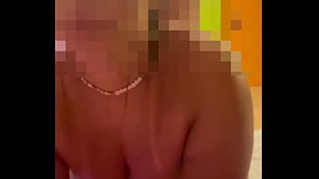 Esposa gemendo na pika do amigo do corno