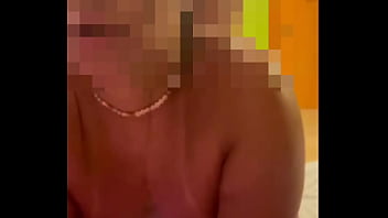 Esposa gemendo na pika do amigo do corno