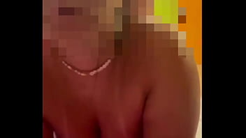 Esposa gemendo na pika do amigo do corno