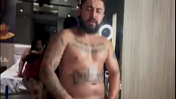 Minha esposa foi me filmar passando óleo e fiquei de rola dura firegreen2