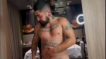 Minha esposa foi me filmar passando óleo e fiquei de rola dura firegreen2