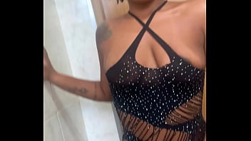 Dançando e sensualizando com plug anal