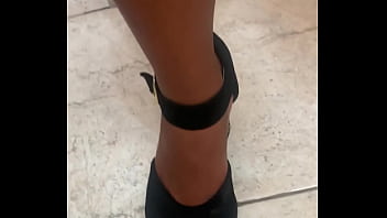 Dançando e sensualizando com plug anal