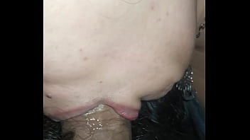 Disfrutando mucho la mamada