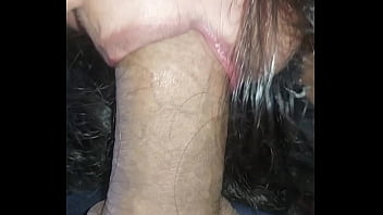 Disfrutando mucho la mamada