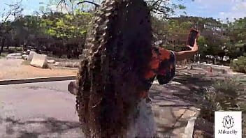 Negão pauzudo fode com novinha que encontrou na praça negão pauzudo viu novinha casada dando bobeira e comeu a safada sem dó e fez tomar leite