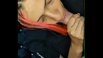 Madrastra atrapada debajo del sofá ¡el hijastro recibe un rapidito y caliente creampie casero real