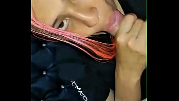 Madrastra atrapada debajo del sofá ¡el hijastro recibe un rapidito y caliente creampie casero real