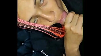 Madrastra atrapada debajo del sofá ¡el hijastro recibe un rapidito y caliente creampie casero real