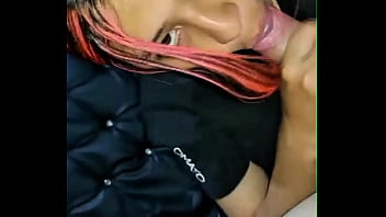 Madrastra atrapada debajo del sofá ¡el hijastro recibe un rapidito y caliente creampie casero real