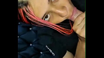 Madrastra atrapada debajo del sofá ¡el hijastro recibe un rapidito y caliente creampie casero real