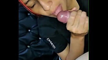 Madrastra atrapada debajo del sofá ¡el hijastro recibe un rapidito y caliente creampie casero real