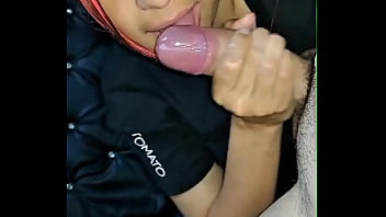 Madrastra atrapada debajo del sofá ¡el hijastro recibe un rapidito y caliente creampie casero real