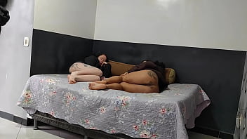 Sexo entre tres amigos no inverno termina com todos gozados