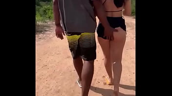 No caminho da estrada de terra batida