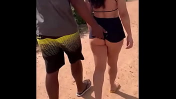 No caminho da estrada de terra batida