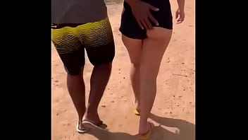 No caminho da estrada de terra batida