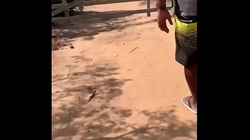 No caminho da estrada de terra batida