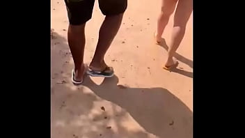 No caminho da estrada de terra batida