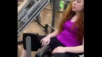 Ex carrossel treina gostosinho na academia