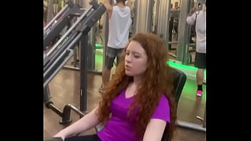 Ex carrossel treina gostosinho na academia