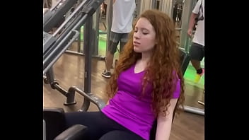 Ex carrossel treina gostosinho na academia