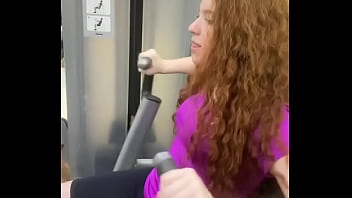 Ex carrossel treina gostosinho na academia