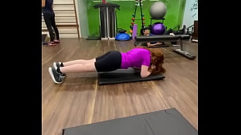 Ex carrossel treina gostosinho na academia