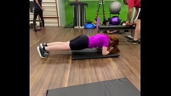 Ex carrossel treina gostosinho na academia