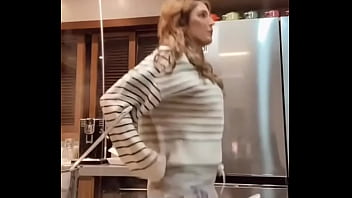 Gostosa se exibindo e o marido nem sabe