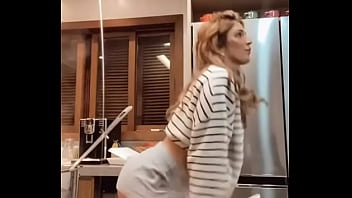 Gostosa se exibindo e o marido nem sabe