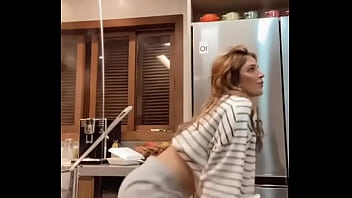 Gostosa se exibindo e o marido nem sabe