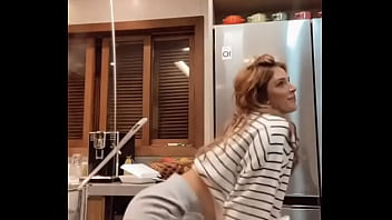 Gostosa se exibindo e o marido nem sabe