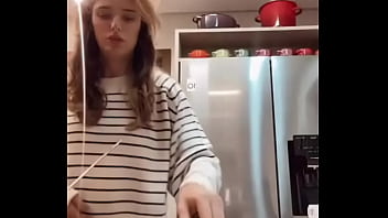 Gostosa se exibindo e o marido nem sabe