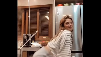 Gostosa se exibindo e o marido nem sabe