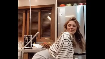 Gostosa se exibindo e o marido nem sabe