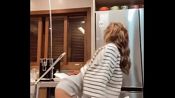 Gostosa se exibindo e o marido nem sabe