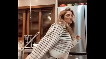 Gostosa Se Exibindo E O Marido Nem Sabe thumbnail