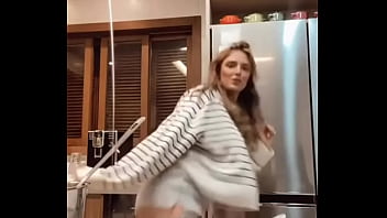 Gostosa se exibindo e o marido nem sabe