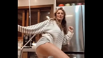 Gostosa se exibindo e o marido nem sabe