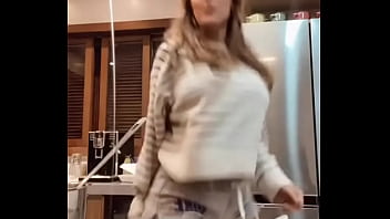 Gostosa se exibindo e o marido nem sabe Gostosa se exibindo e o marido nem sabe