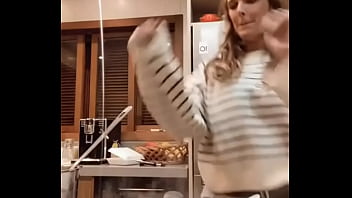 Gostosa se exibindo e o marido nem sabe