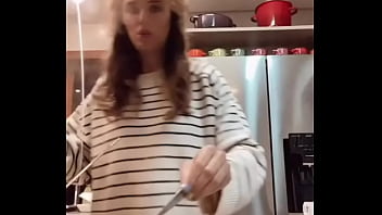 Gostosa se exibindo e o marido nem sabe