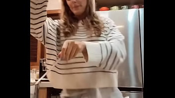 Gostosa se exibindo e o marido nem sabe