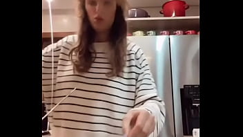 Gostosa se exibindo e o marido nem sabe