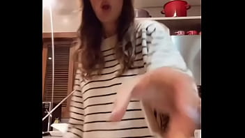 Gostosa se exibindo e o marido nem sabe