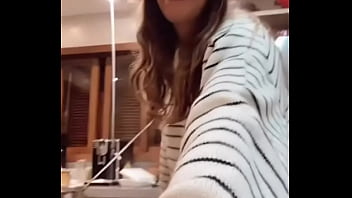 Gostosa se exibindo e o marido nem sabe