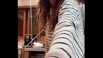 Gostosa se exibindo e o marido nem sabe