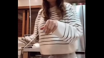 Gostosa se exibindo e o marido nem sabe